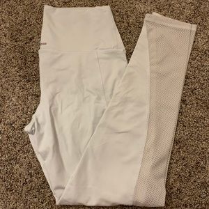 WHITE HIGH WAISTED AERIE LEGGINGS!
